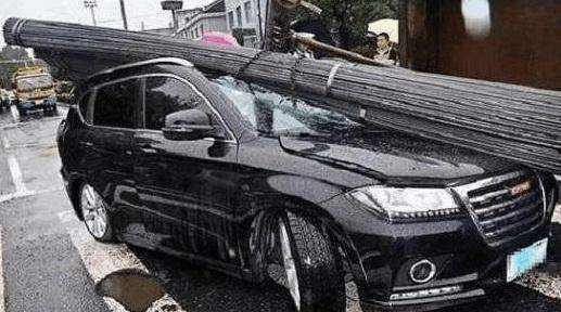 国产车被砸车顶视频,国产车被砸车顶事件引发社会关注